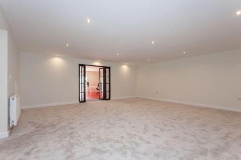 SITTING ROOM/BEDROOM 5