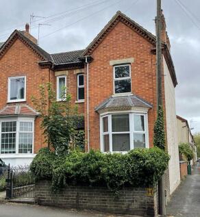 2-bed terraced on Kettering Road, NN14, £1,125/mo
