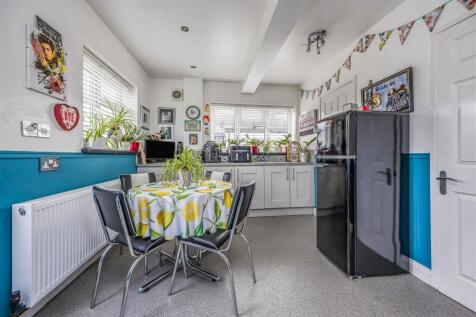 250 Havant Road, Hayling Island-Small-PorticoMarke