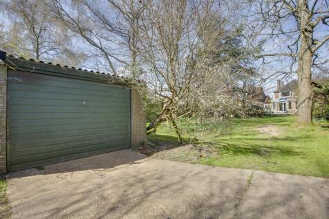 40 Wycombe Road, HP15 6RY-20.jpg