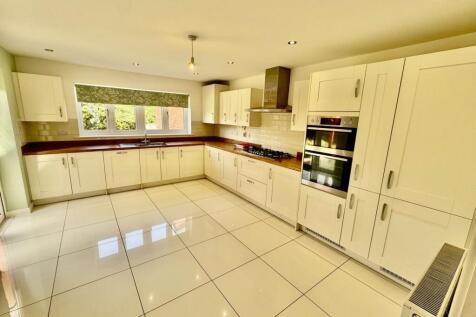 Fully Fitted Kitchen 