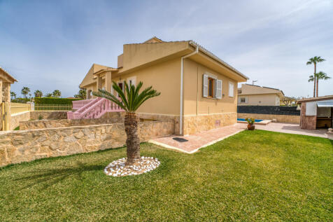 Chalet quietly located in Playa de Muro with pool and holiday rental licence