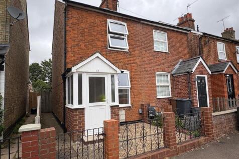 2-bed semi-detached on Haycroft Road, Stevenage, £1,595/mo