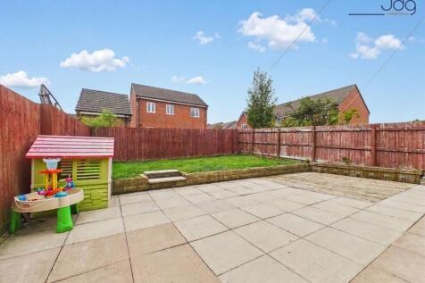 Generous Garden with Patio, Decking &amp; Lawn