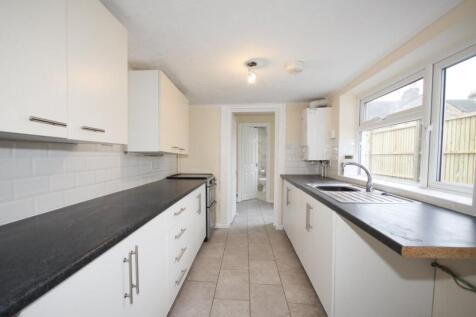 Spacious 3-Bedroom End-Terrace Home | Walking Dis