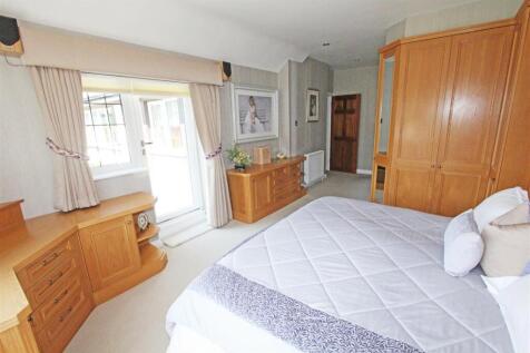 IMG_5170 bed1 bal door.jpg