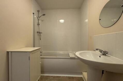 2-bed flat on Westbury Street, Elland, Halifax, HX5 9AL, £695/mo