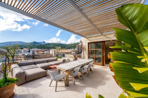 Town house with roof top terrace and pool in Pollensa