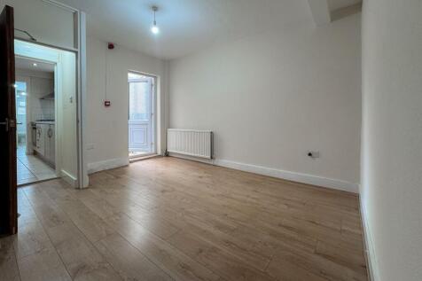 St. Peters Road, Reading, RG6 photo 2