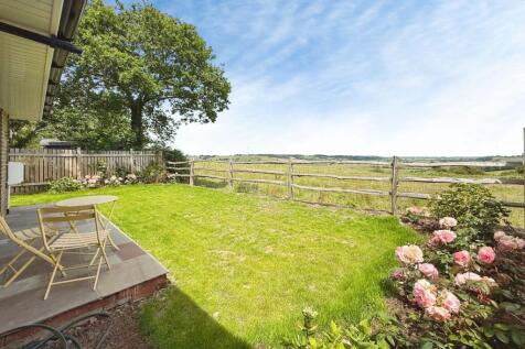 Rear Garden &amp; View Into The Valley