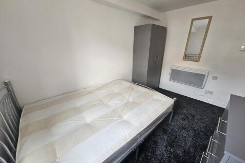 Bright and tidy single bedroom featuring a comf...