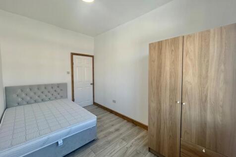 Flat above Gorton Road, SK5 6NX photo 3