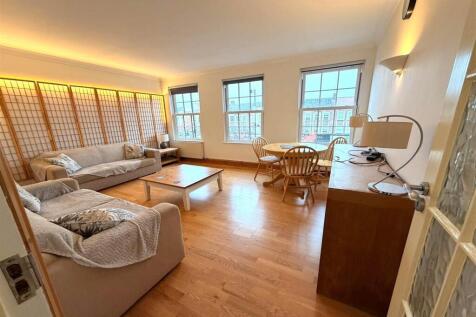 LIVING / RECEPTION ROOM: