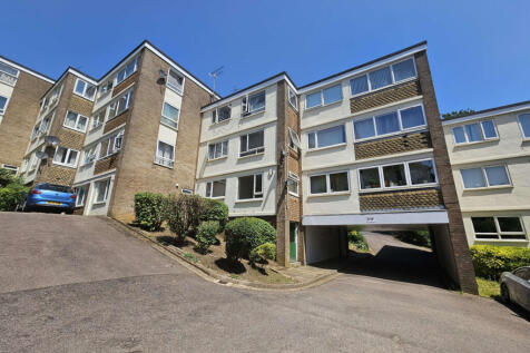 Priced to Sell! 2-Bed Apartment with Garage in Ri