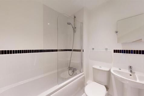 St Julians Crescent 11 Bathroom.jpg