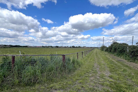 Self-enclosed paddock.