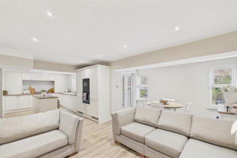 Open Plan Living/Dining &amp; Kitchen Area