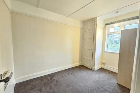 Upper High Street, Epsom, Surrey photo 4