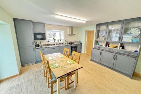 KITCHEN/ DINING ROOM