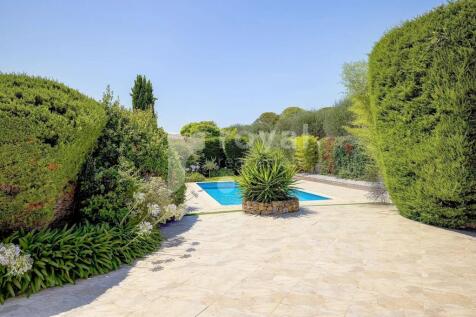 South-facing modern pool, perfect for relaxing und