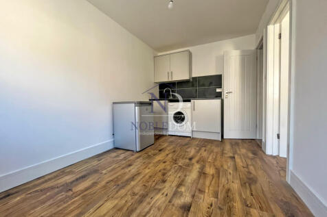 SELF-CONTAINED STUDIO FLAT IN SLOUGH