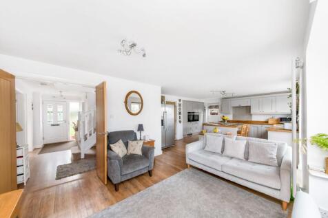 OPEN-PLAN DINING KITCHEN - DINING AREA