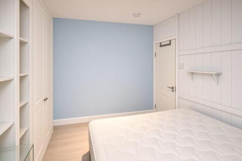 Room 1, 4 mount