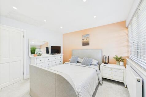 CAM02909G0-PR0400-STILL027