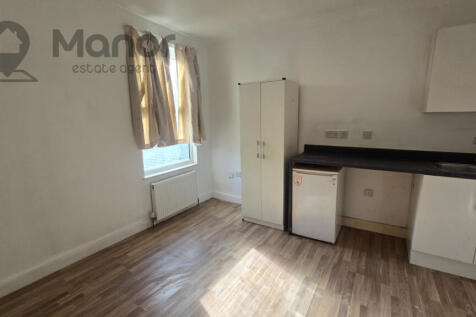 Studio flat on Brentwood Road, Romford, RM1 2RT, £850/mo