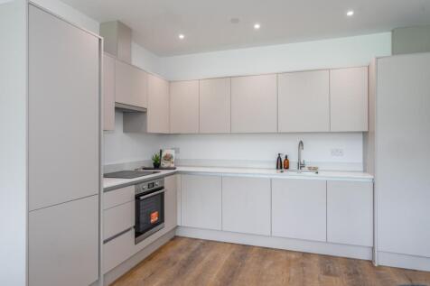1 Lakeside Close Staines TW18 photo 4