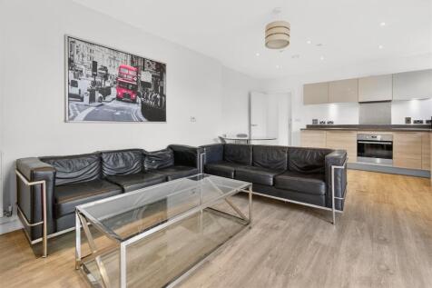 To Let  3 Bedroom Flat Balcony CR0  www.islingtonp
