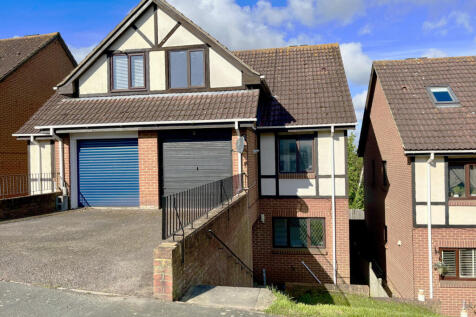 4 bed semi-detached house for sale Beacon Drive, 