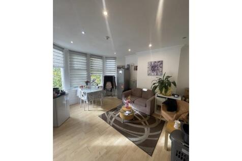 5 bedroom Flat for rent