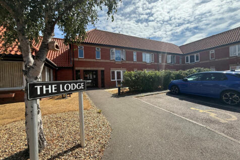 1 bed flat to rent Hall Crescent, Holland-On-Sea 