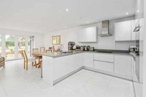 Apt 1 Fairway Lawns Solihull_1.jpg