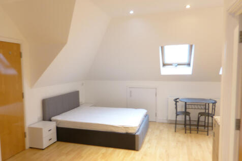 Studio to let in Hendon Central