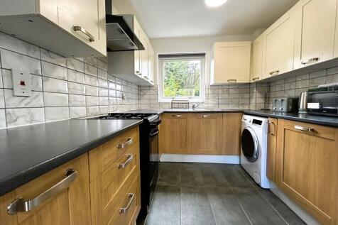 Glazier Drive, Neath Hill  photo 4