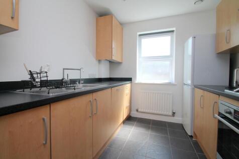 2 bedroom First Floor Apartment in Caterham Valley photo 3