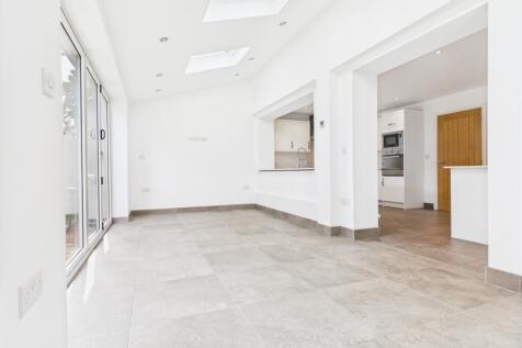 CAM03729G0-PR0113-STILL023