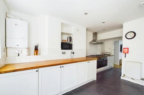 Queens Road, Hyde Park, Leeds, West Yorkshire, LS6 photo 3