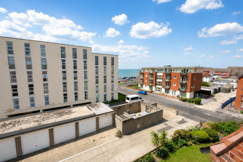 Beach Road, Lee-On-The-Solent photo 4