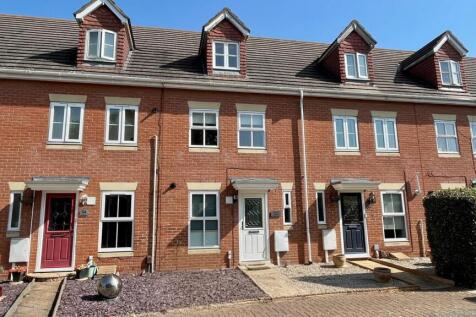 3 bed terraced house to rent in Island Way East, 