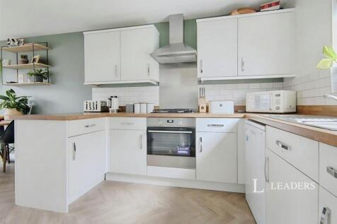 Sapphire Road, Bishops Cleeve, Cheltenham, GL52 photo 3