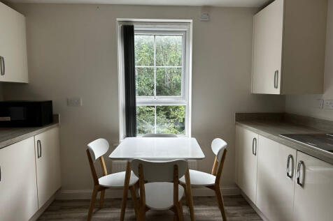 AVAILABLE NOW - 2 bed flat to rent Tawny Grove, C