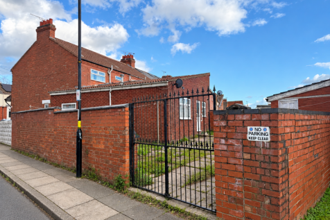 Red-Brick Courtyard Gate Under Blue Skies T202610271516.png