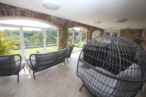 Indoor/Outdoor Room with Hot Tub