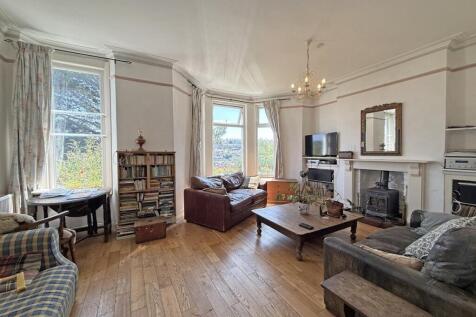 Old Laira Road 38 - Lounge Front.jpg