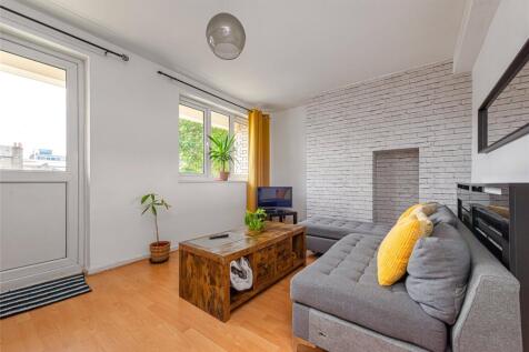 A spacious three-bedroom split-level flat set within a purpose-built block, ideally located just a short walk from Essex Road Station. The property benefits from a separate fitted kitchen, a bright an