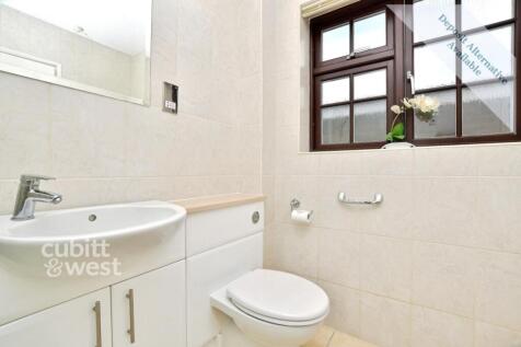Bridle Road Epsom KT17 photo 4
