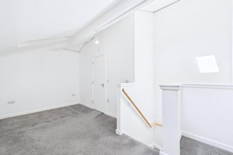 CAM01909G0-PR0424-STILL006